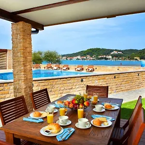 https://lando-resort.primorje-gorskikotar.com